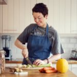 cours rym – Naturopathe – 1 Rym Zoughlami en train de cuisinier dans sa cuisine.