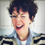 Portrait de la naturopathe Rym Zoughlami qui fait un clin d'oeil à la caméra.